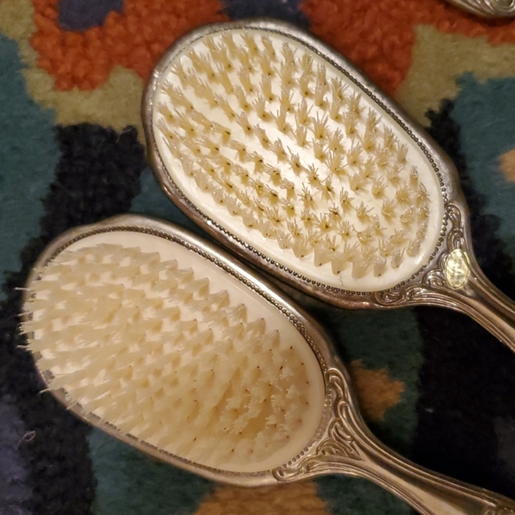 Vintage vanity mirror brushes and comb set excellent condition - Picture 6 of 9